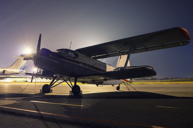 Avión retro en la noche de verano en el aeropuerto.