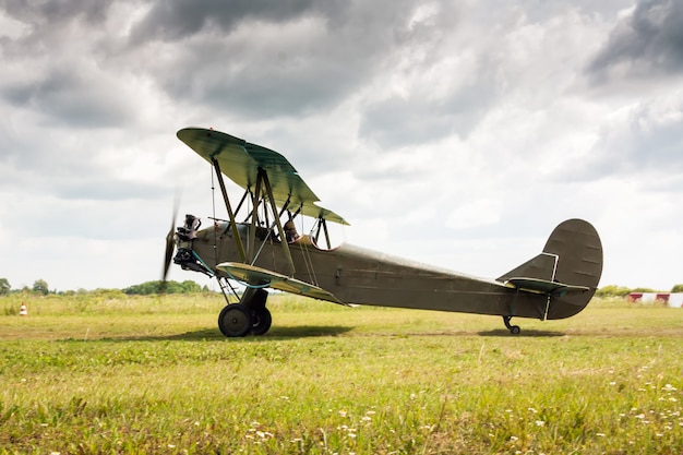 Avión retro se prepara para despegar