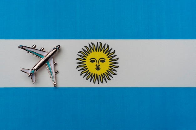 Avión sobre el concepto de viaje de la bandera argentina