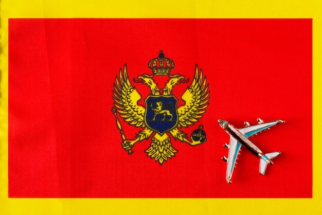 Avión sobre el concepto de viaje de la bandera de Montenegro