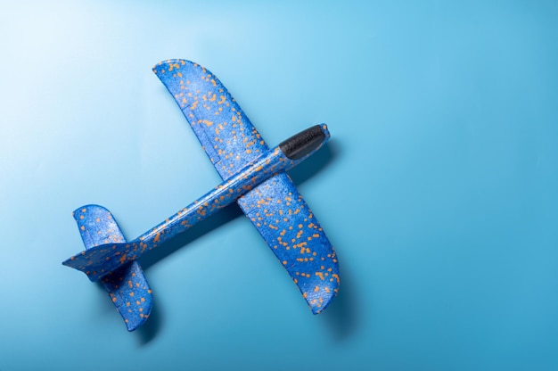 Foto avión sobre un fondo azul avión de juguete sobre un fondo azul ángulo de visión