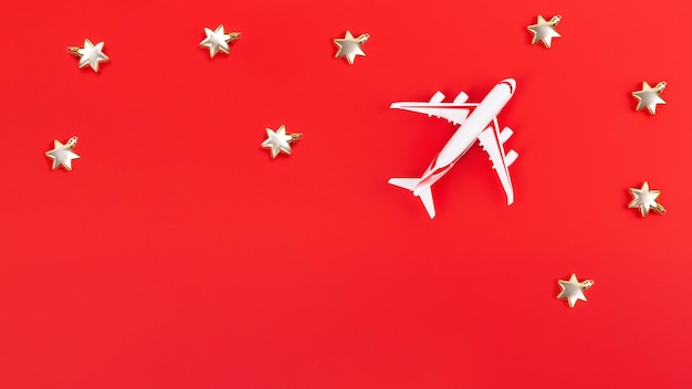 Avión sobre fondo rojo con estrellas doradas Mockup Banner Copiar espacio
