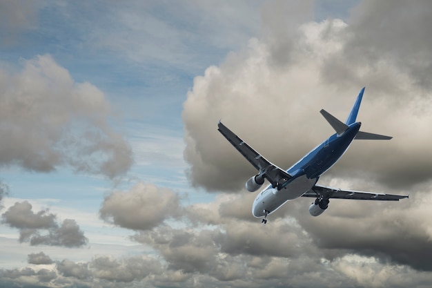 Foto avión sobre las nubes,