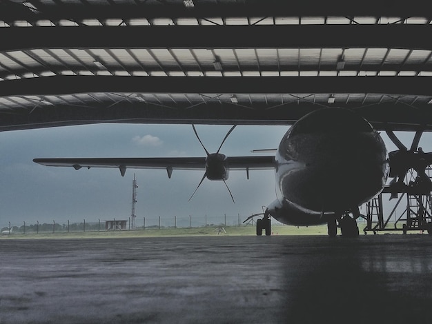 Foto avión en la terminal del aeropuerto