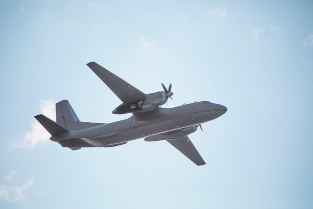 Foto un avión de transporte militar bimotor realiza un vuelo.