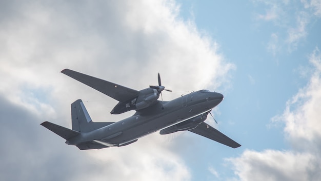 Foto un avión de transporte militar bimotor realiza un vuelo.
