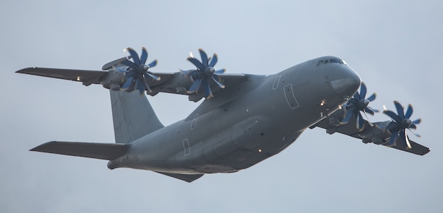 Un avión de transporte militar bimotor realiza un vuelo.