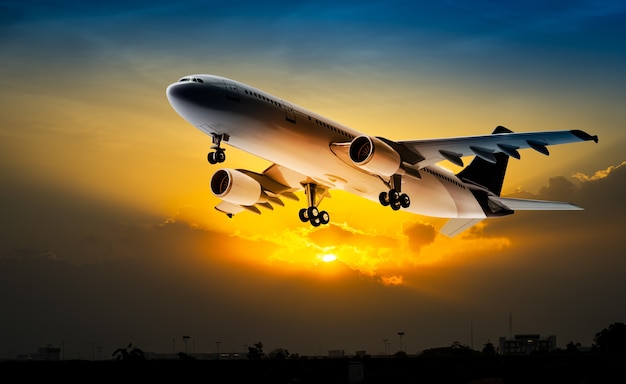 Avión para transporte volando en el cielo del atardecer.