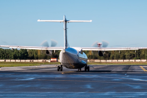 Avión turbohélice de rodaje a la pista