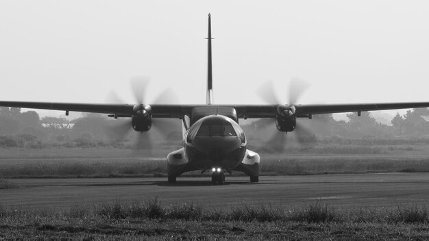 Foto un avión de turbopropulsores gemelos en la plataforma
