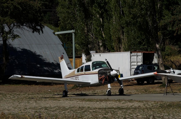 avión ultra ligero en la hanga del aeródromo de bariloche avión ligero a elice con el motor descubierto