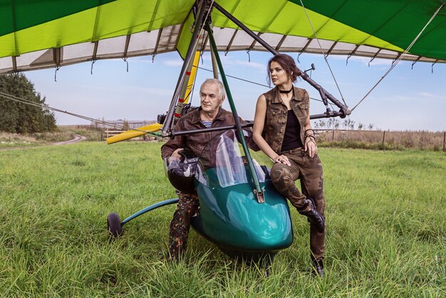 Avión ultraligero y chica con el hombre.