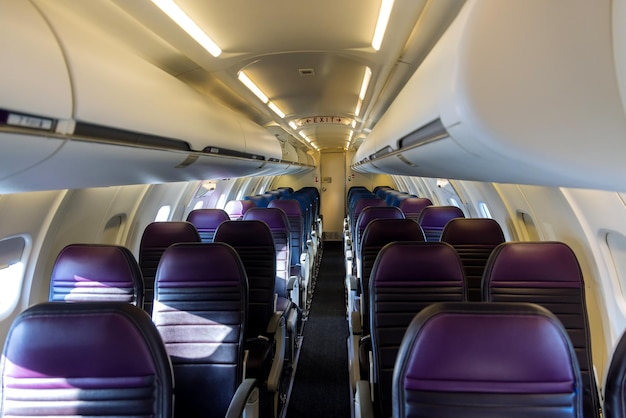 El avión vacío asienta la cabina con sillones en el interior.