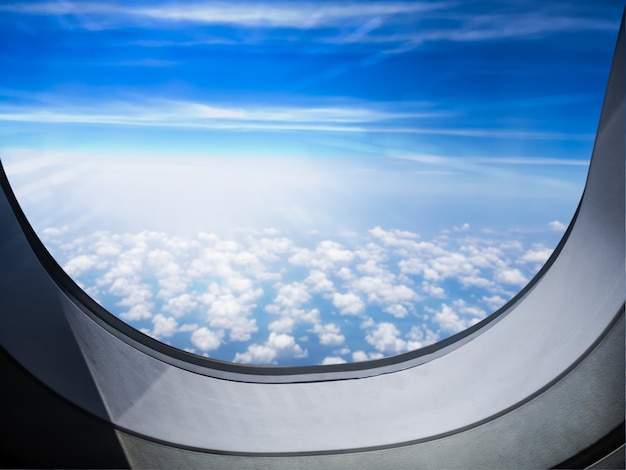 Avión de ventana con cielo azul