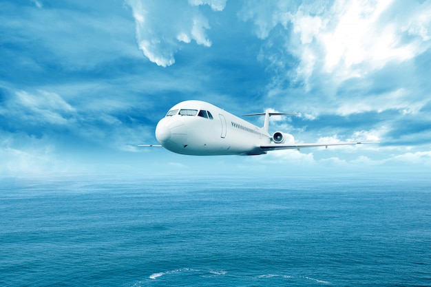 Foto avión volando en el aire sobre el mar