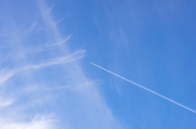 Un avión volando alto en el cielo sobre la tierra.