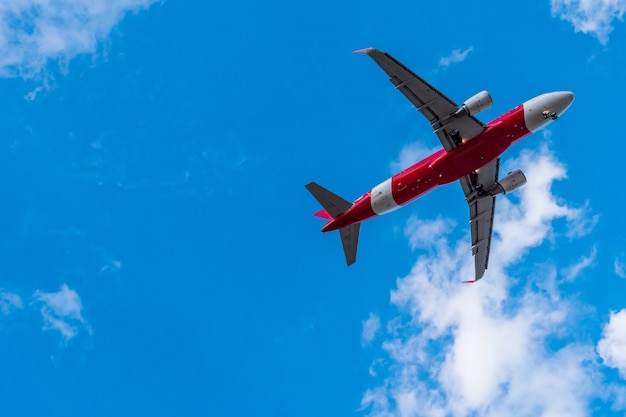 Avión volando en el cielo azul. Espacio libre para texto