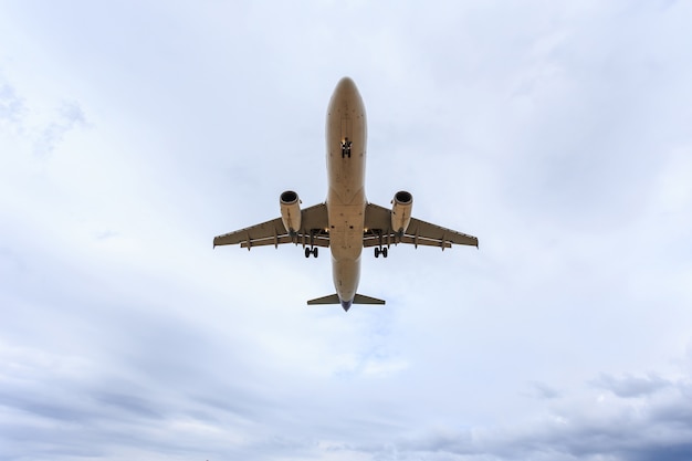 Avión volando bajo el cielo azul y la nube blanca en Phuket, Tailandia