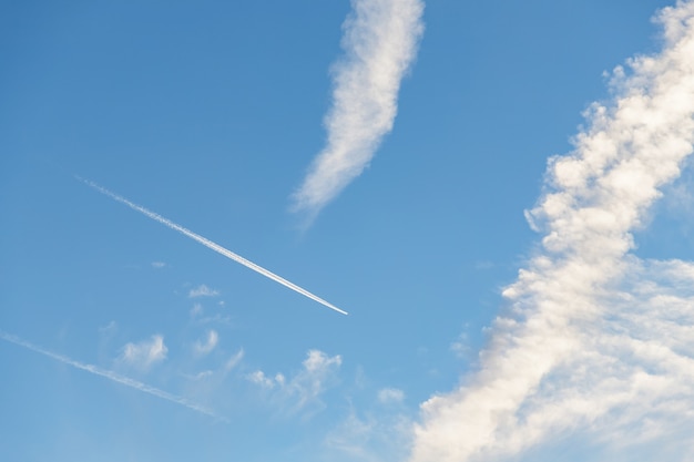 Avión volando en el cielo azul