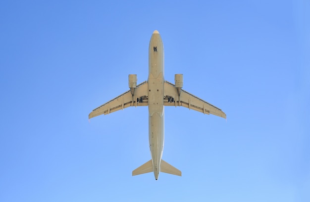 Avión volando en el cielo azul