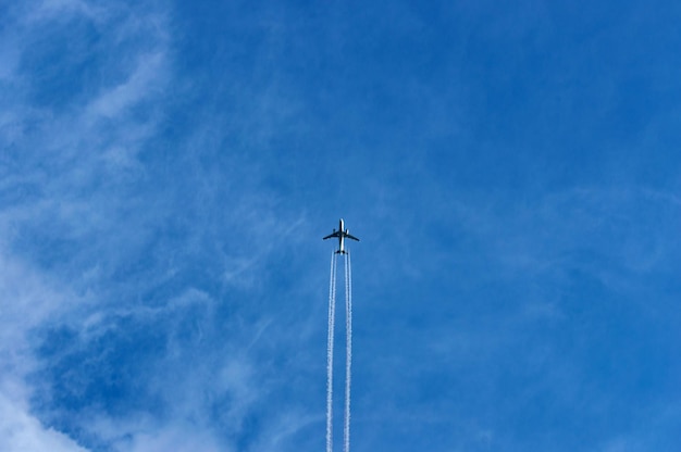 avión volando en el cielo azul