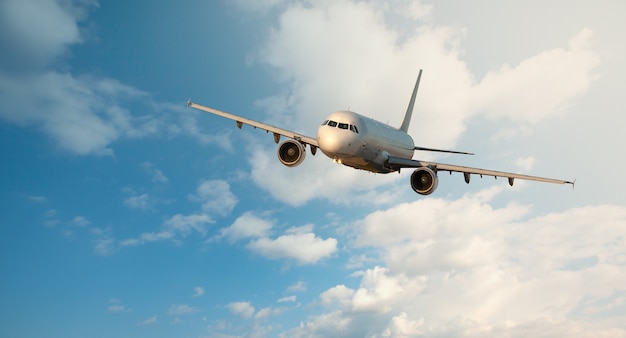 Avión volando hacia el cielo nubes blancas