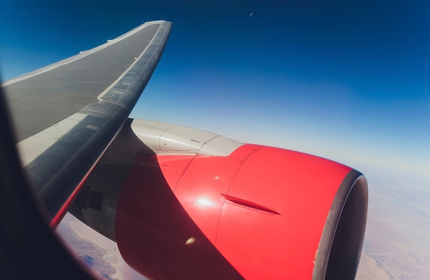 Foto avión volando en el cielo con nubes