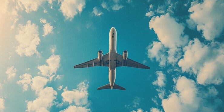 un avión volando en el cielo con la palabra aire en la parte inferior