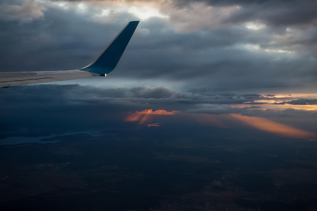 Avión volando en el cielo durante la puesta del sol