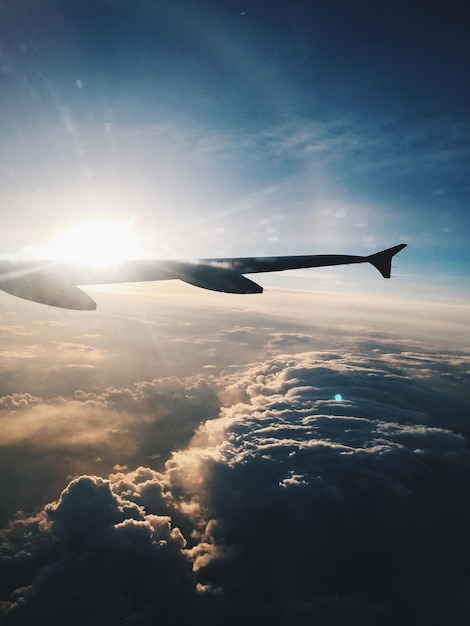 Foto avión volando en el cielo