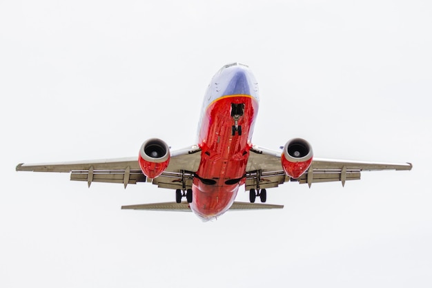 Foto avión volando en el cielo