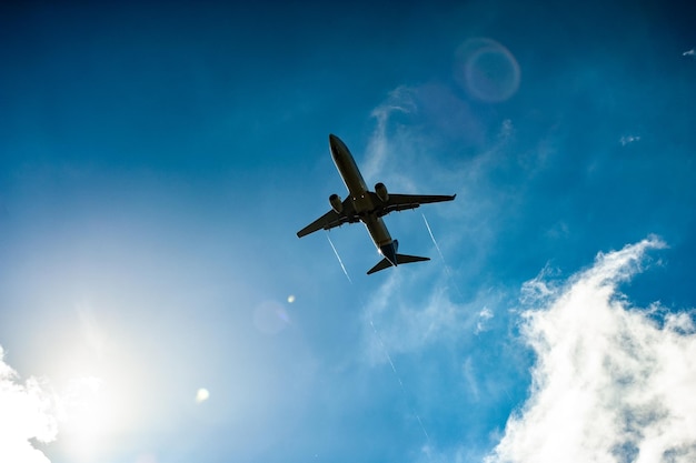 Un avión volando en el cielo