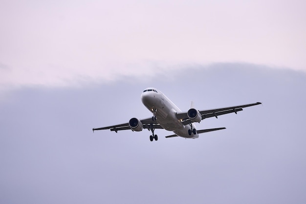 avión volando en el cielo