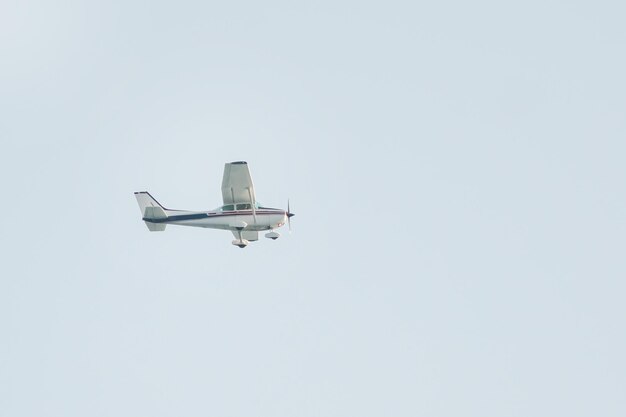 Foto avión volando en el cielo