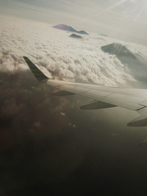 Foto avión volando contra el cielo