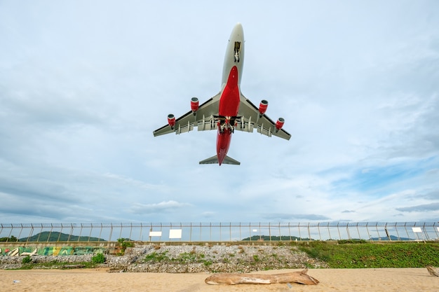 Avión volando despegar en el aeropuerto