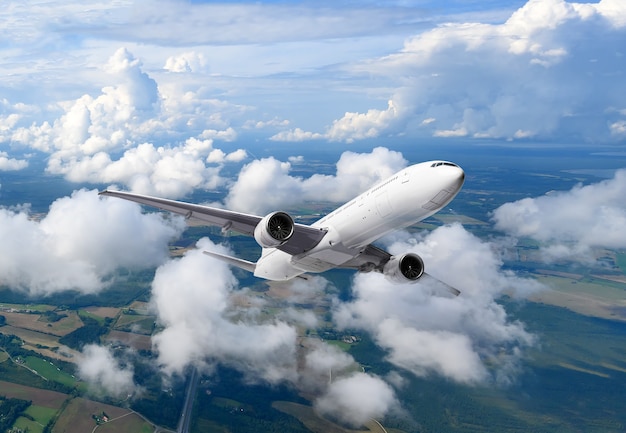 Avión volando por encima de las nubes sobre fondo de cielo azul