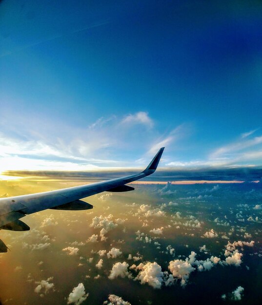 Un avión volando sobre el cielo azul