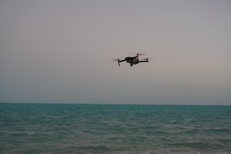 Foto avión volando sobre el mar contra un cielo despejado