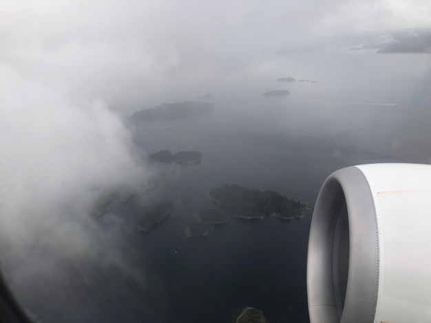 Avión volando sobre el mar contra el cielo