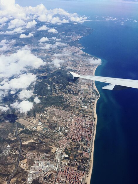 Foto avión volando sobre el mar