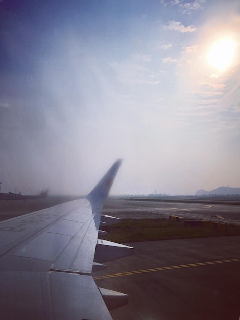 Foto avión volando sobre las nubes