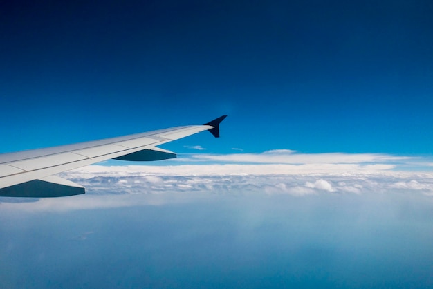 Avión volando sobre las nubes