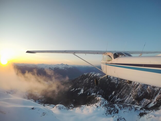 Avión volando sobre el paisaje montañoso canadiense