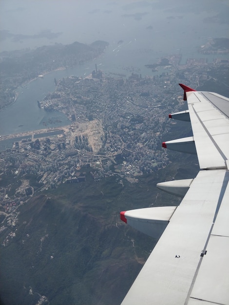 Foto avión volando sobre el paisaje