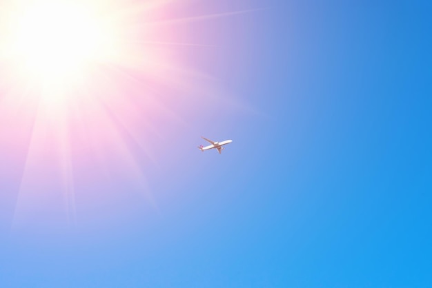 El avión vuela en el cielo azul Hermosa vista con luz solar