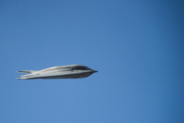 Un avión vuela en el cielo y el cielo es azul.