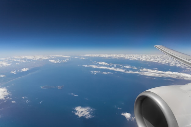 Avión vuela en el cielo y los fondos de sol.