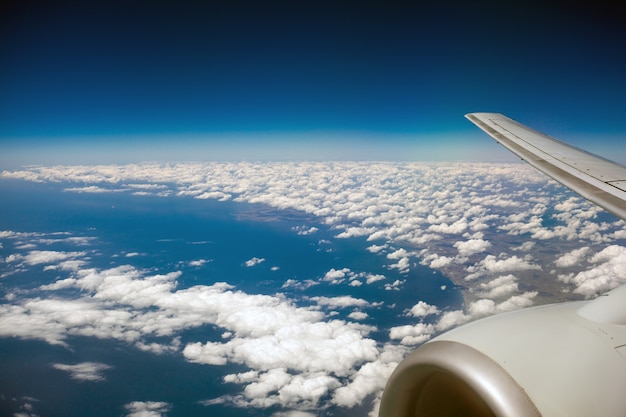 Avión vuela en el cielo y los fondos de sol.