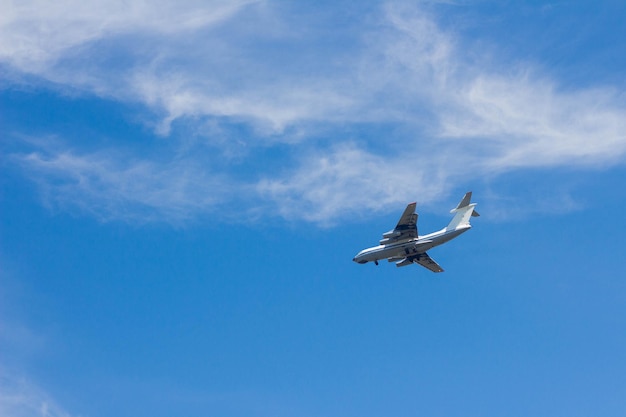 El avión vuela en el cielo